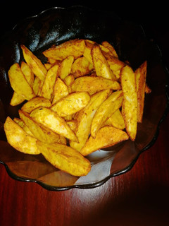 A picture of Baked potato wedges.