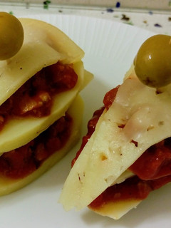 Una foto de Pincho de patata, carne con tomate y queso viejo
