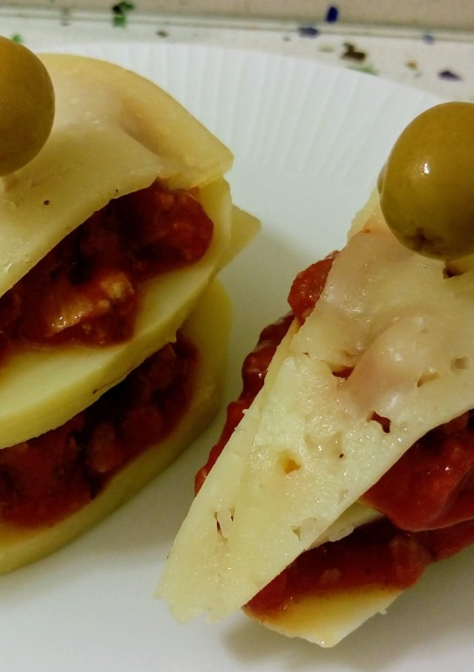 Una foto de Pincho de patata, carne con tomate y queso viejo