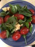Ensalada caprese (Tomates cherry, albahaca y queso)
