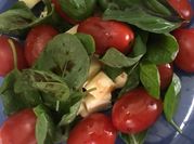 Una foto de ensalada de mozzarella y tomate cherry
