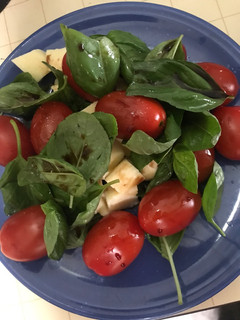 Una foto de Ensalada caprese (Tomates cherry, albahaca y queso)