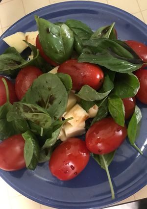 Una foto de Ensalada caprese (Tomates cherry, albahaca y queso)