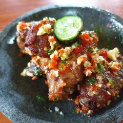 A picture of Chicken wings with spicy garlic sauce.