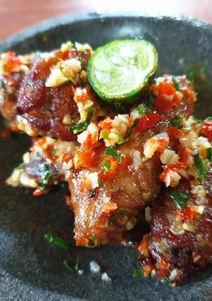 A picture of Chicken wings with spicy garlic sauce.