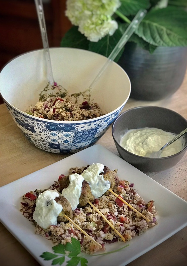 Una foto de Koftas de ternera con tabulé original y salsa tzatziki