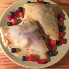 A picture of Crêpes with chocolate peanut butter and berries (palacinky s čoko arašidovým maslom a ovocím).