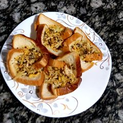 A picture of Chicken bread cups.