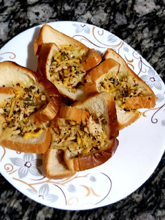 A picture of Chicken bread cups.