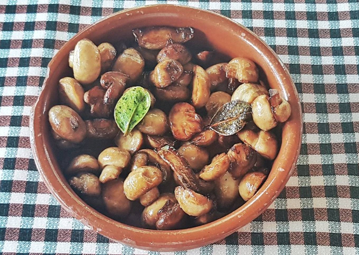 Champiñones en conserva fritos con ajo y laurel