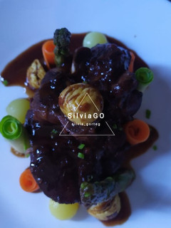 Una foto de Codillos en salsa de vino tinto, castañas y verduras glaseadas
