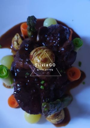 Una foto de Codillos en salsa de vino tinto, castañas y verduras glaseadas