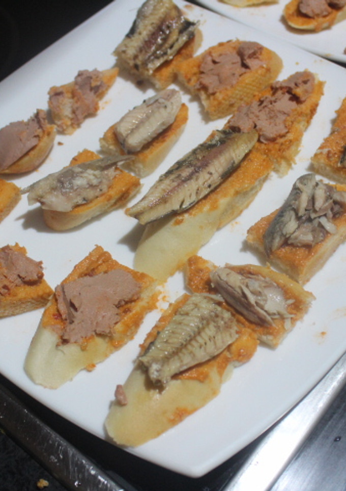 Una foto de Rebanadas con paté, sardinas picantes y caballa