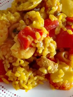 Una foto de Paella de mar y tierra