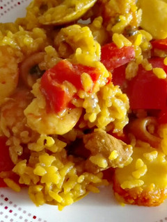 Una foto de Paella de mar y tierra