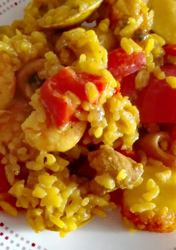 Una foto de Paella de mar y tierra