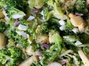 Una foto de ensalada de brócoli con nuez