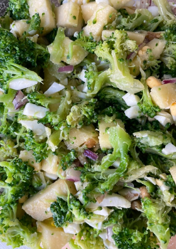 Una foto de Ensalada de brócoli con manzana, cebolla morada, huevos y nueces