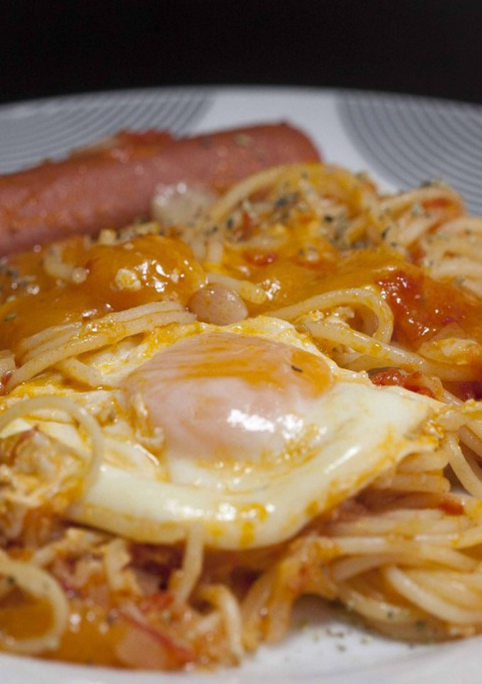 Una foto de Espaguetis guisados con huevo escalfado y salchicha