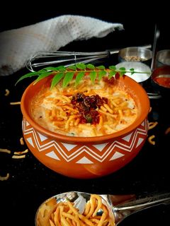 बेसन सेव का रायता (besan seb ka raita recipe in Hindi) रेसिपी मुख्य फोटो