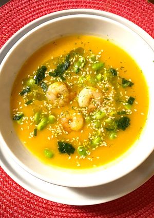 Une photo de Soupe butternut, coco, crevettes et edamames