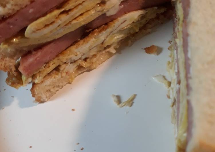 Recipe of Quick Folded Browned Folded Eggs with Spam Sandwich