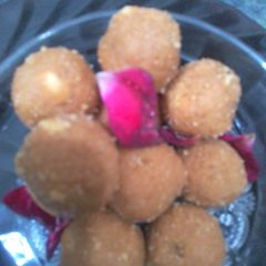 A picture of Besan ke ladoo.