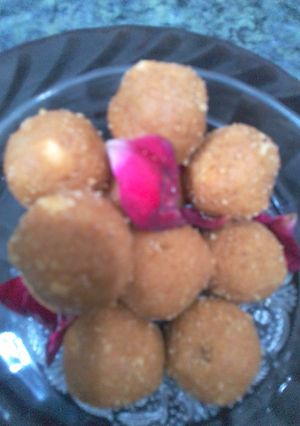 A picture of Besan ke ladoo.