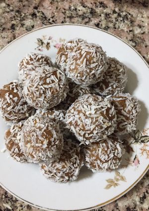 صورة لوصفة كرات التمر بالبسكويت