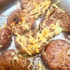 A picture of Baked cheesy Garlic Potatoes 🧀.