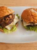 Burger keju dan beef bacon spesial