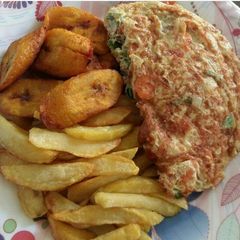 A picture of Fried egg,patetoes n,plantein.