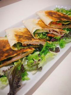 Una foto de Quesadillas básicas de pavo y queso curado