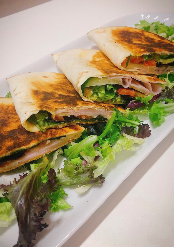 Una foto de Quesadillas básicas de pavo y queso curado