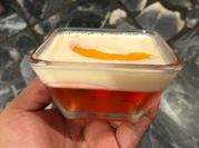 Una foto de postre de queso crema y duraznos