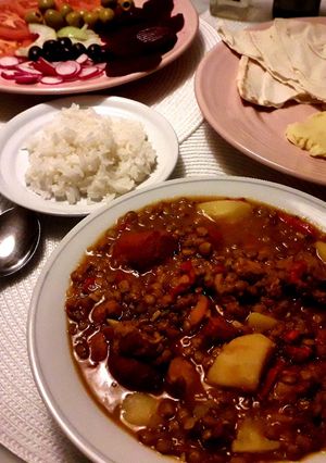Una foto de Lentejas con cerdo, pollo y chorizo