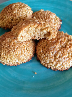 Una foto de Galletas de quinoa inflada