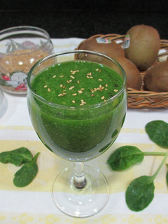 Una foto de Batido de espinaca con kiwi y sésamo