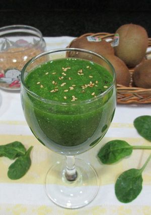 Una foto de Batido de espinaca con kiwi y sésamo