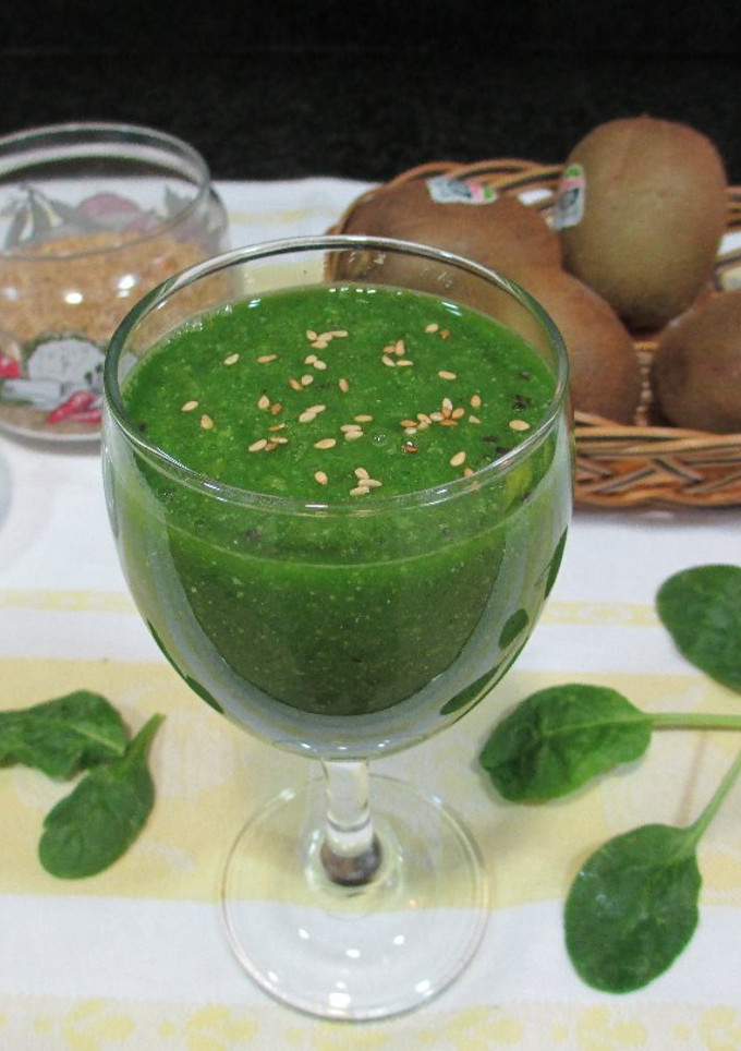 Una foto de Batido de espinaca con kiwi y sésamo