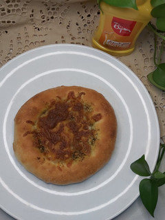 عکسی از دستور مناقیش بالزعتر و الجبنه (نان زعتر و پنیر عربی)