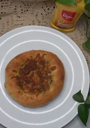 عکسی از دستور مناقیش بالزعتر و الجبنه (نان زعتر و پنیر عربی)