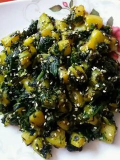 पालक आलू की सब्जी (palak aloo ki sabzi recipe in Hindi) रेसिपी मुख्य फोटो