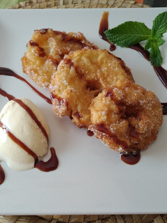 Una foto de Manzana rebozada con helado de vainilla y caramelo