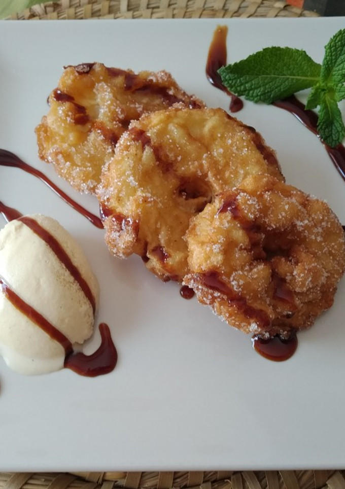 Una foto de Manzana rebozada con helado de vainilla y caramelo