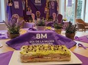 Una foto de pastel vegetal con pan de molde