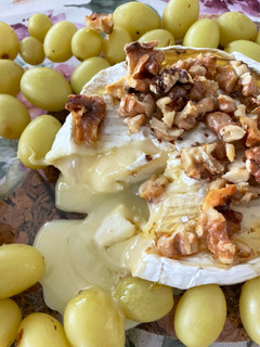 Una foto de Camembert al horno con uvas, miel y nueces