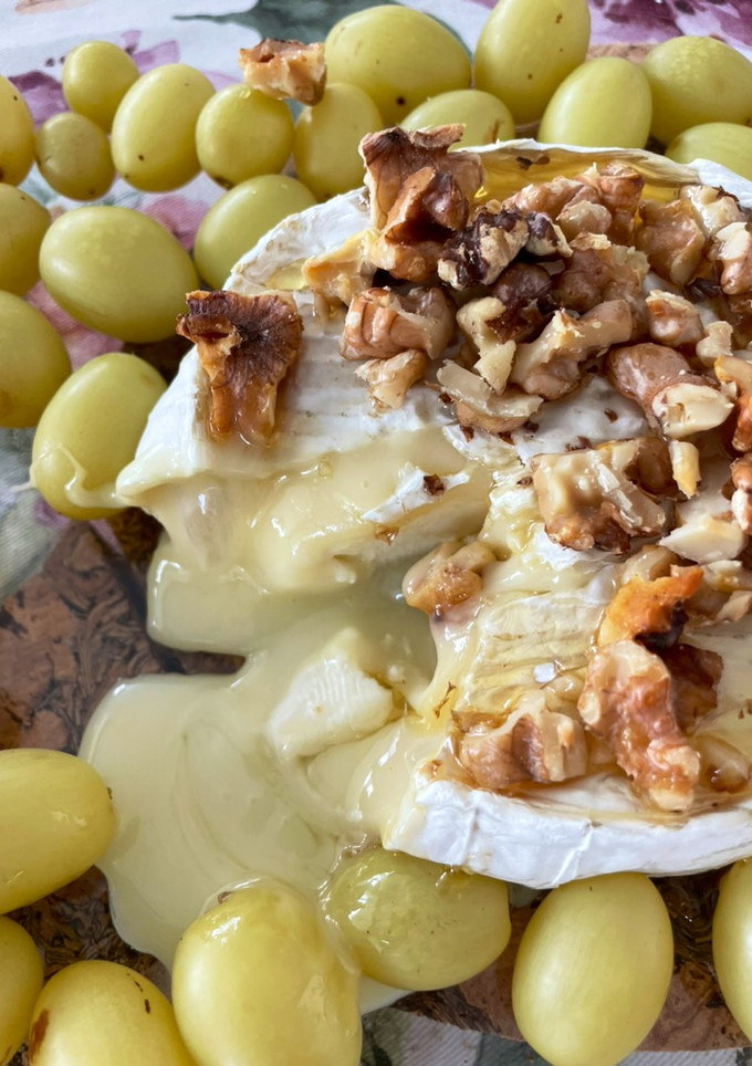 Una foto de Camembert al horno con uvas, miel y nueces