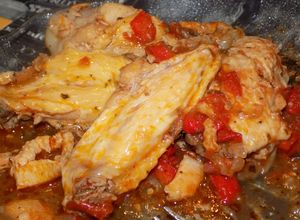 Una foto de Alitas de pollo entomatadas en olla a presión
