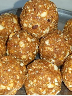 மூன்று பொருளில் சத்து உருண்டை(sathu urudai recipe in tamil) செய்முறை முக்கிய புகைப்படம்